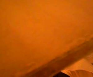 Voyeur filmt meisje in kleedhokje