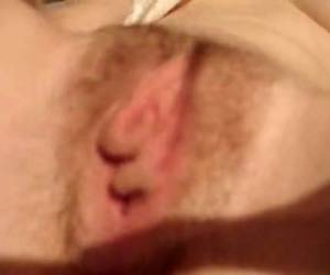 Meisje speelt met haar natte kutje