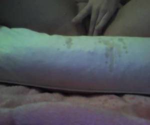 Spuitend klaarkomen voor de webcam