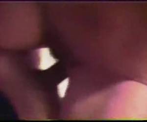 Amateur stelletje filmt zichzelf neukend op de slaapkamer