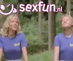 Twee geile meisjes geneukt tijdens het fietsen