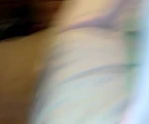 Het lesbische meisje laat de oudere vrouw een spuitend orgasme krijgen