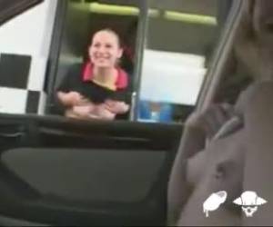 Tieten laten zien in de macdrive