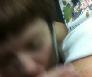 Lekkere chick is zijn snikkel aan het pijpen in de auto