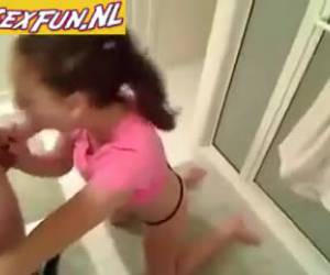 Tiener sletje pijpt haar vriendje klaar