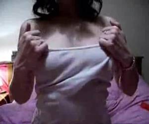 Harde tepels steken door t-shirt