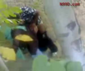 Voyeur filmt tieners die neuken in een steegje