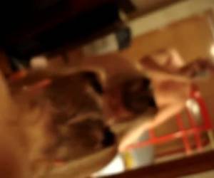 Op zijn hondjes bungelen haar dikke tieten zo lekker