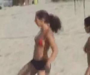 Op het strand lopen de lekkere meiden