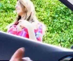 De hoeren kijken hoe de man zich in de auto aftrekt tot hij klaar komt