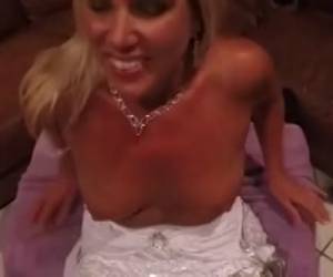 Rijpe blonde zaadslet wil haar mooie tieten vol cum