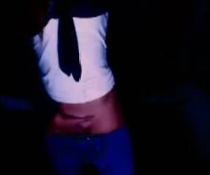 Heel geil mooi meisje zit te vingeren