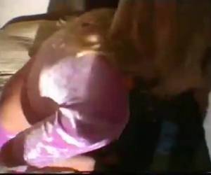 Krijgt hij het meisje zover hem te pijpen