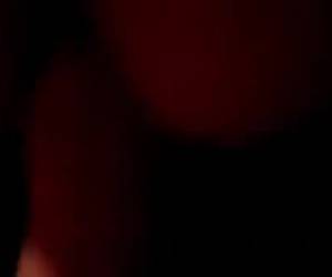 Aziatisch geil sletje zuigt aan zijn grote lul