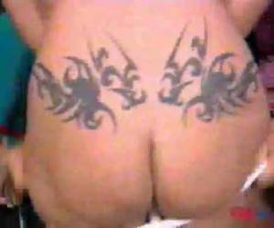 Meisjes verliezen met strippoker