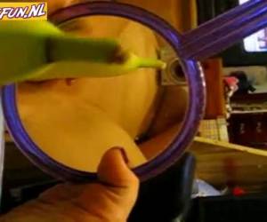 Met die banaan in haar kut en tussen haar tieten