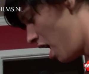 Gay bukkake sletje mag zuigen en zijn aars laten neuken