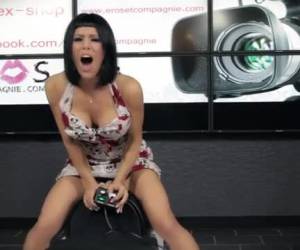 Sexy Francaise neemt plaats op de Sybian sexmachine