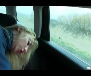 Russisch geile liftster speelt met zijn lul